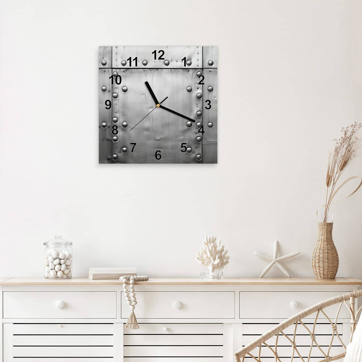 Quadratische Wanduhr aus Glas Stahlplatten mit Nieten mit Ziffernblatt Modern über einem weißen Sideboard