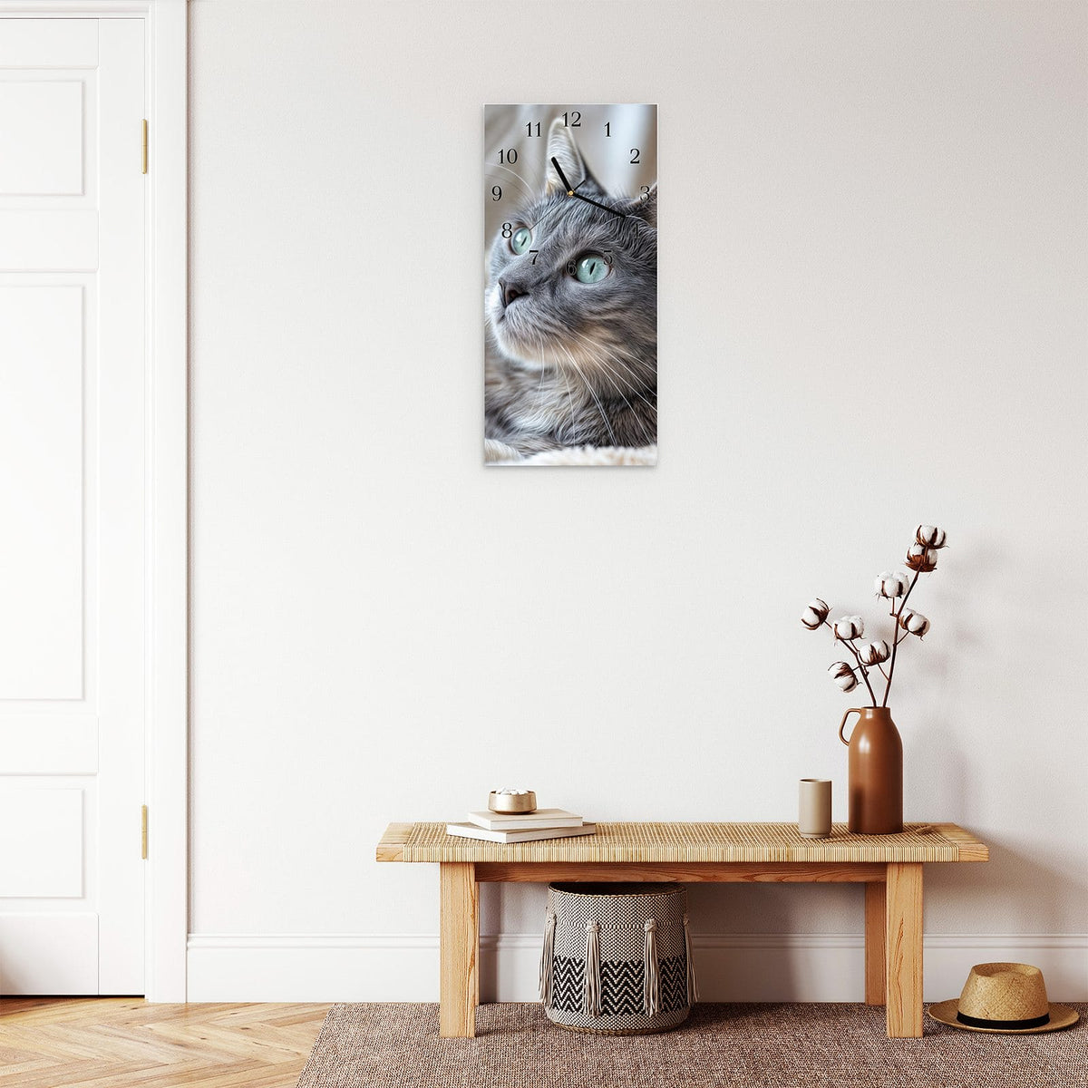 Moderne Wanduhr aus Glas mit Farbtiefe – Wanduhr Kuschelige Katze aus Glas – Hochformat 30 × 60 cm