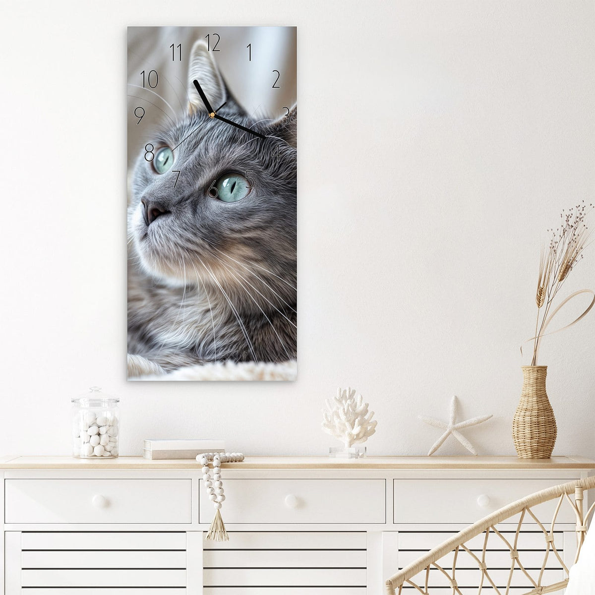 Wanduhr Kuschelige Katze aus Glas – Graue Katze auf flauschiger Decke