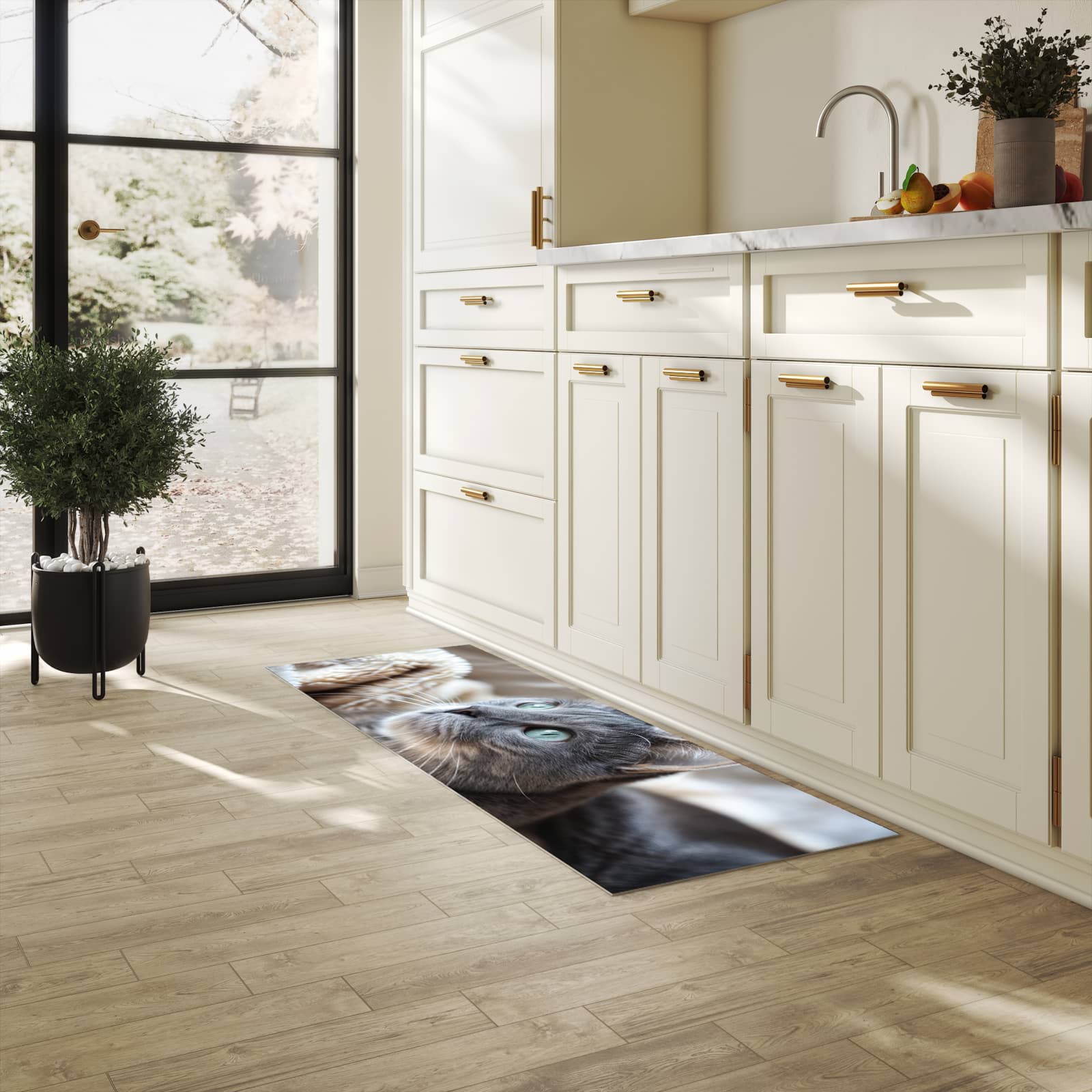 Feuchtigkeitsresistenter Küchenteppich mit Motiv Kuschelige Katze in heller Küche