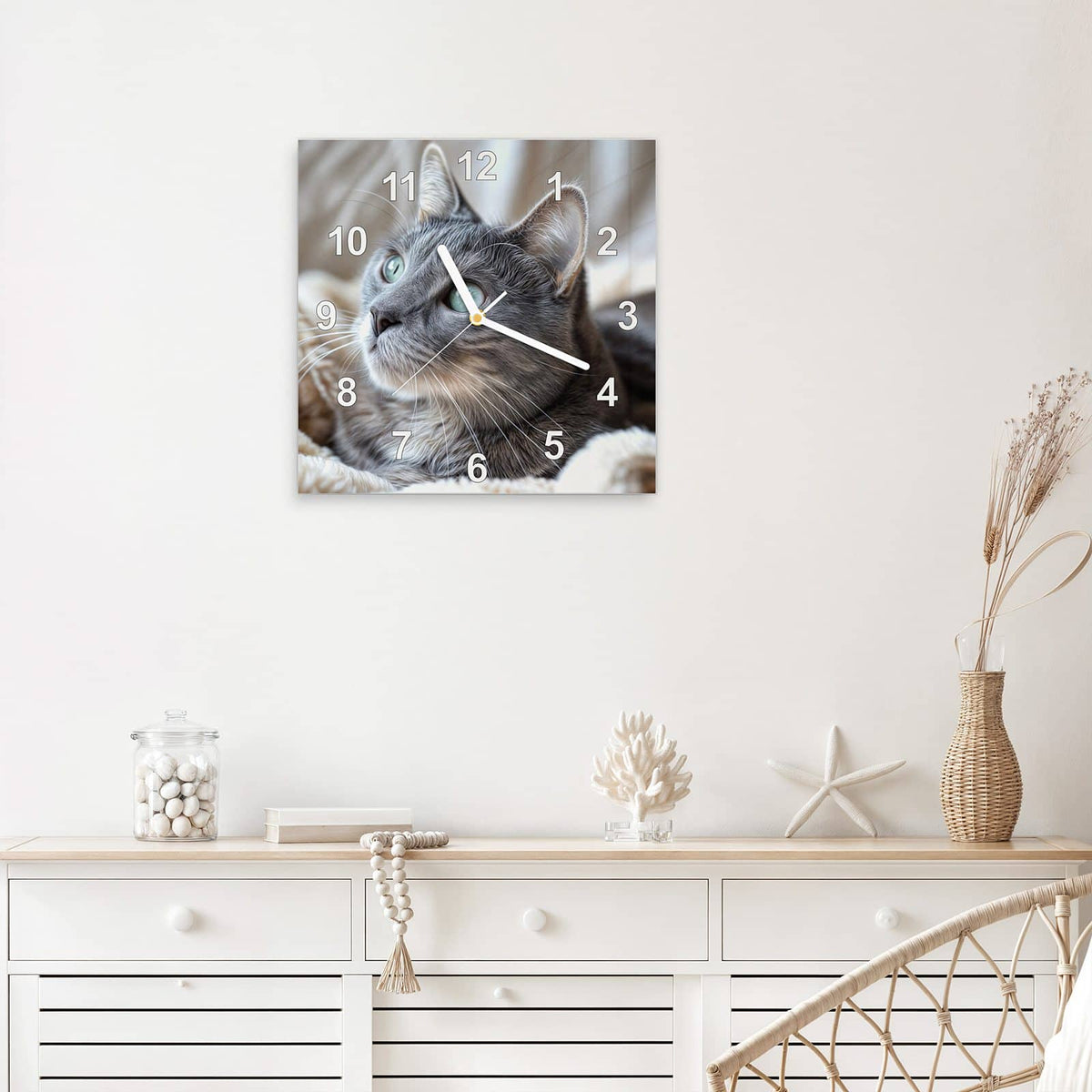 Quadratische Wanduhr aus Glas Graue Katze auf Decke mit Ziffernblatt Modern über einem weißen Sideboard