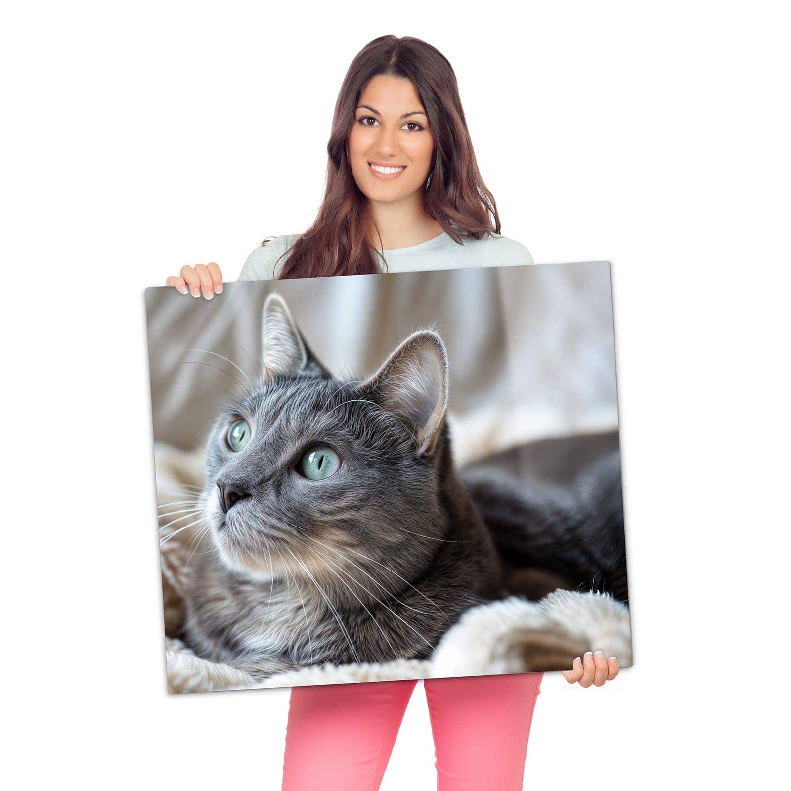 Herdabdeckplatte mit Kuschelige Katze-Motiv wird zur Größendarstellung gehalten