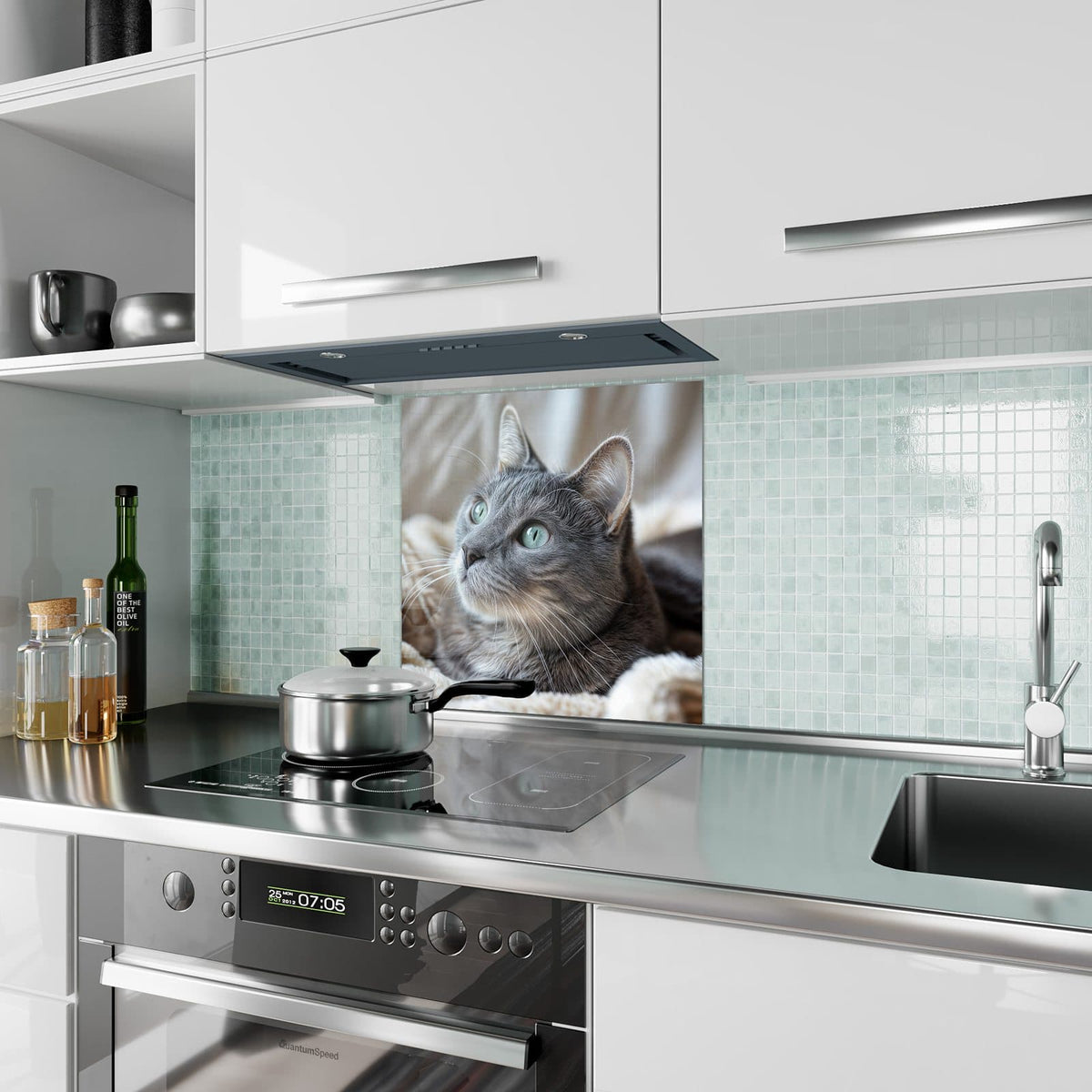 Küchenrückwand Graue Katze auf Decke aus Glas – Graue Katze auf flauschiger Decke