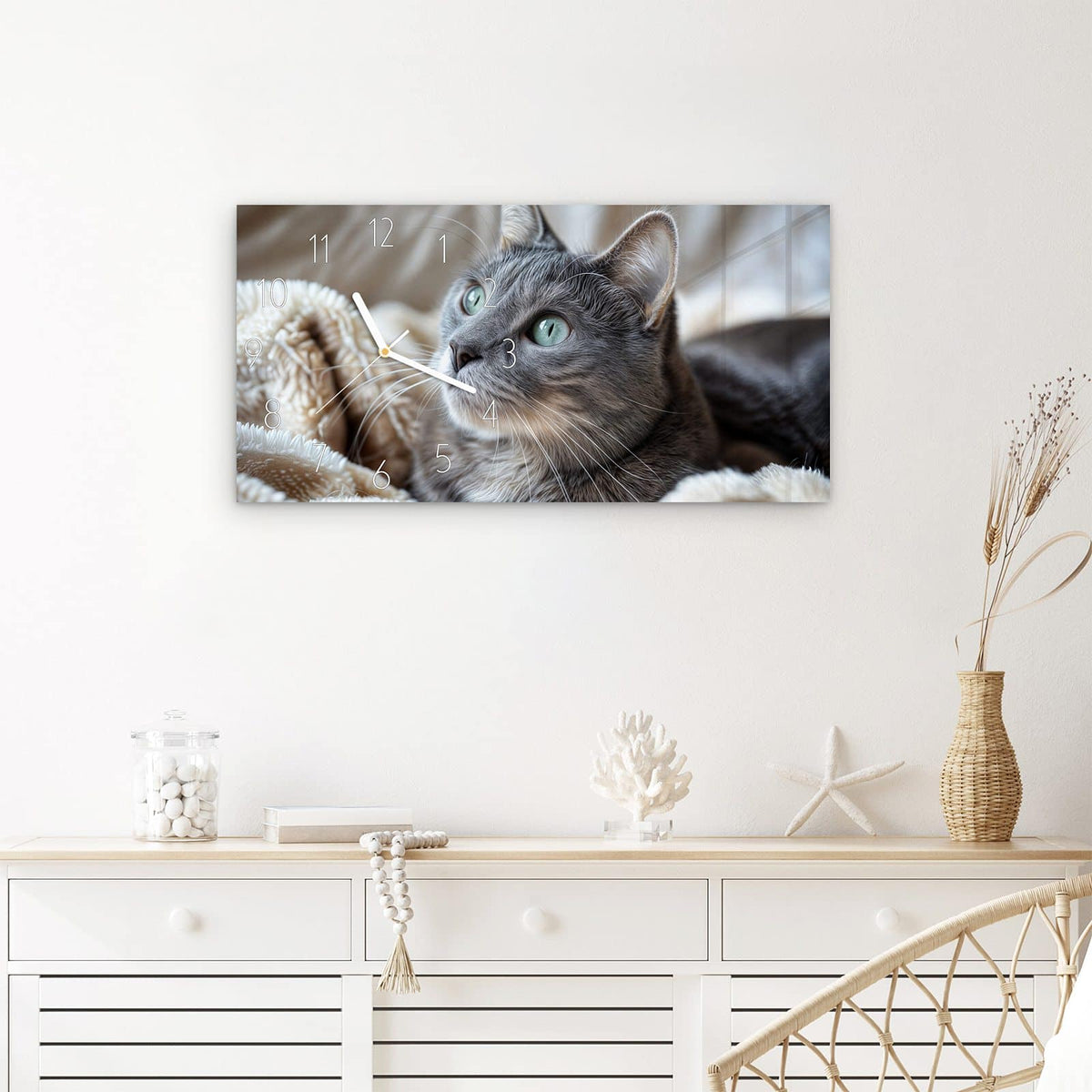Wanduhr Kuschelige Katze aus Glas – Querformat 60 × 30 cm – Graue Katze auf flauschiger Decke