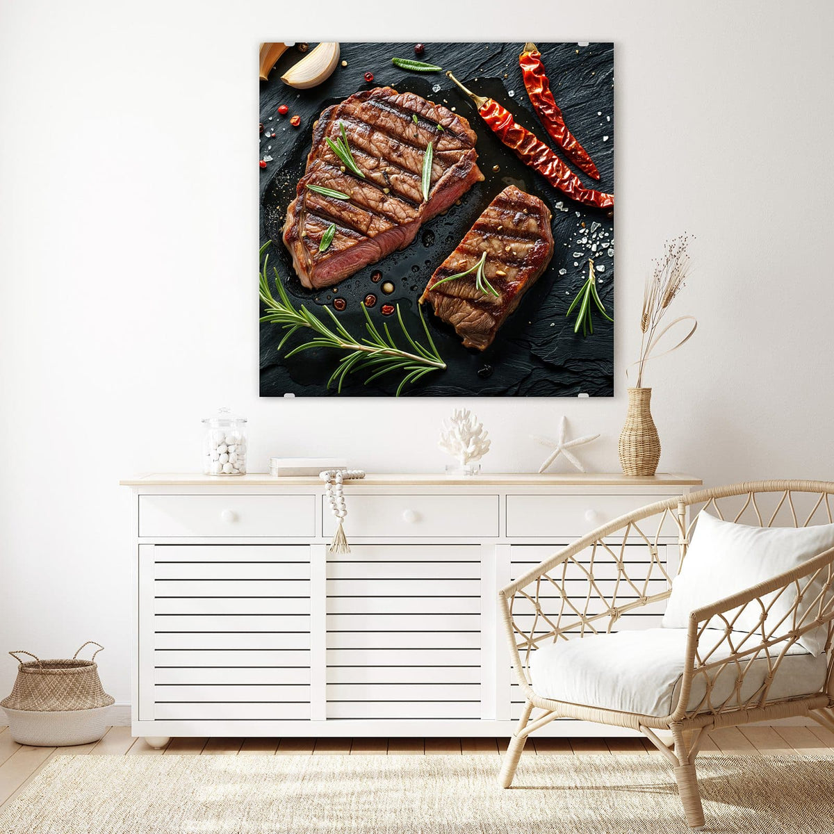 Glasbild Saftiges Rosmarinsteak an der Wand – Zwei gegrillte Steaks mit Rosmarin, Chilischoten und Salz auf schwarzem Schiefer