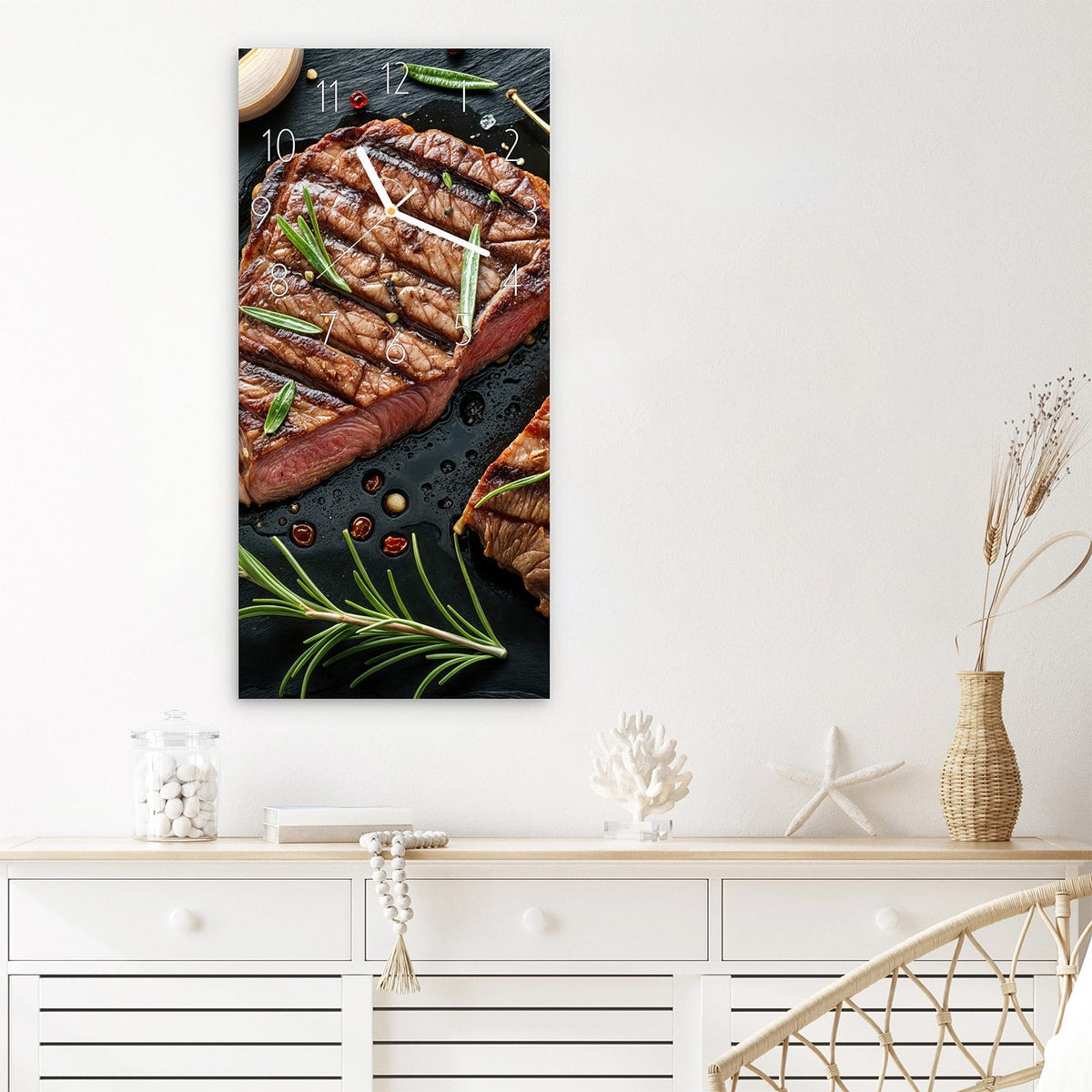 Wanduhr Saftiges Rosmarinsteak aus Glas – Hochformat 30 × 60 cm – Steak mit Rosmarin auf Schiefer