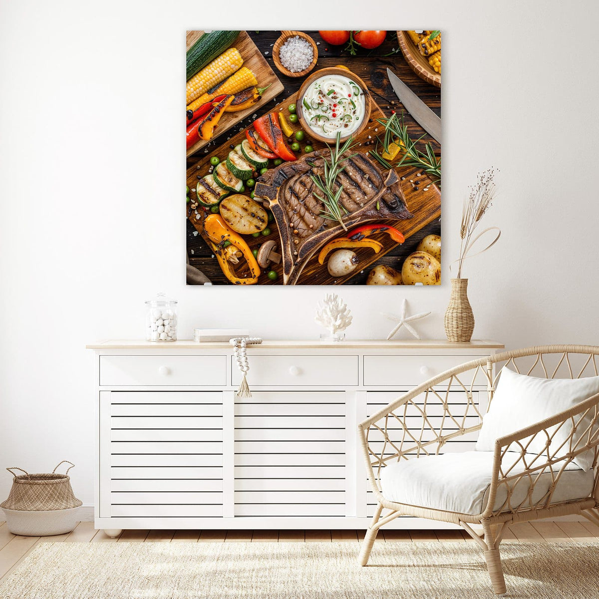 Glasbild Steak mit Grillgemüse an der Wand – Gegrilltes T-Bone-Steak mit Rosmarin auf Holzbrett, daneben Grillgemüse, Mais, Kartoffeln und eine Dip-Schale.