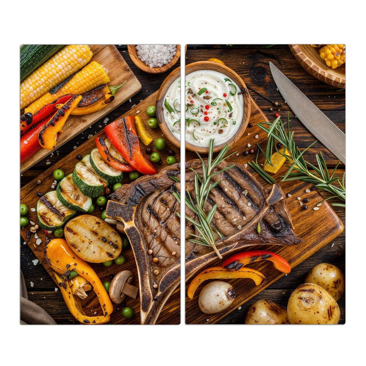 Gegrilltes T-Bone-Steak mit Rosmarin auf Holzbrett, daneben Grillgemüse, Mais, Kartoffeln und eine Dip-Schale.