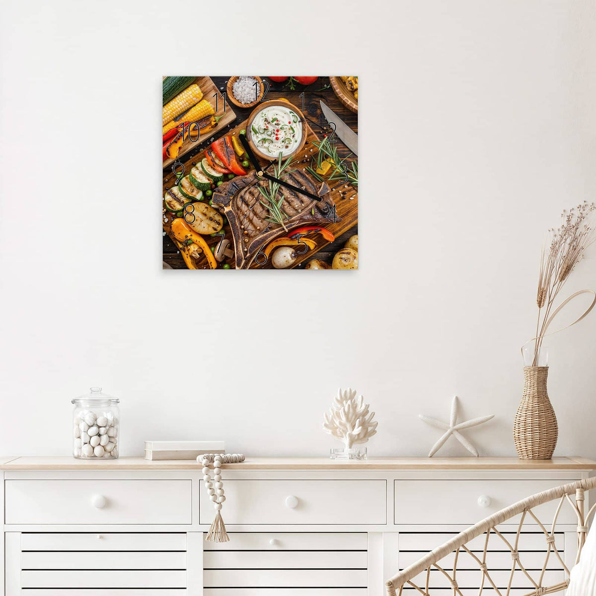 Quadratische Wanduhr aus Glas Steak mit Grillgemüse mit Ziffernblatt Elegant über einem weißen Sideboard