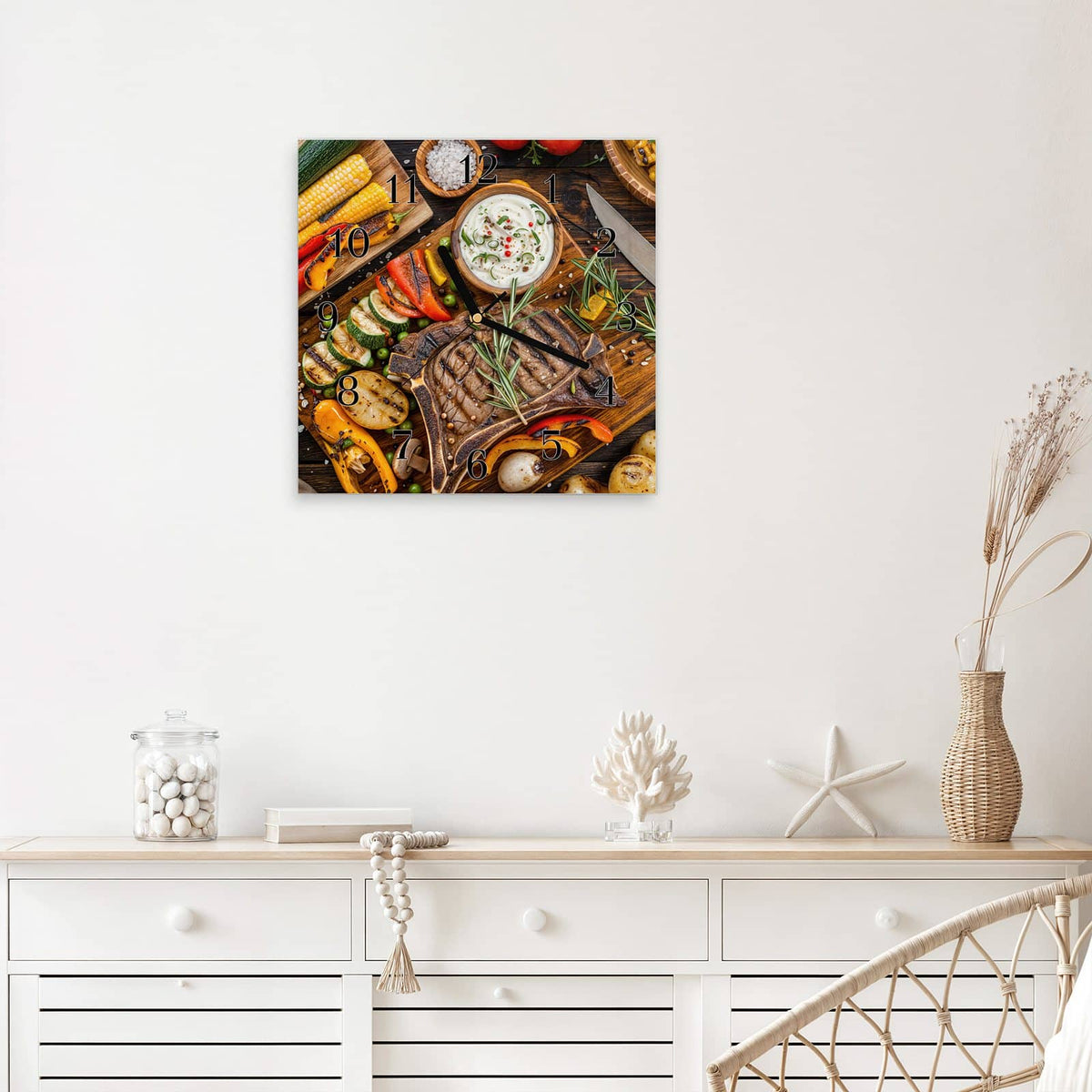 Quadratische Wanduhr aus Glas Steak mit Grillgemüse mit Ziffernblatt Klassisch über einem weißen Sideboard