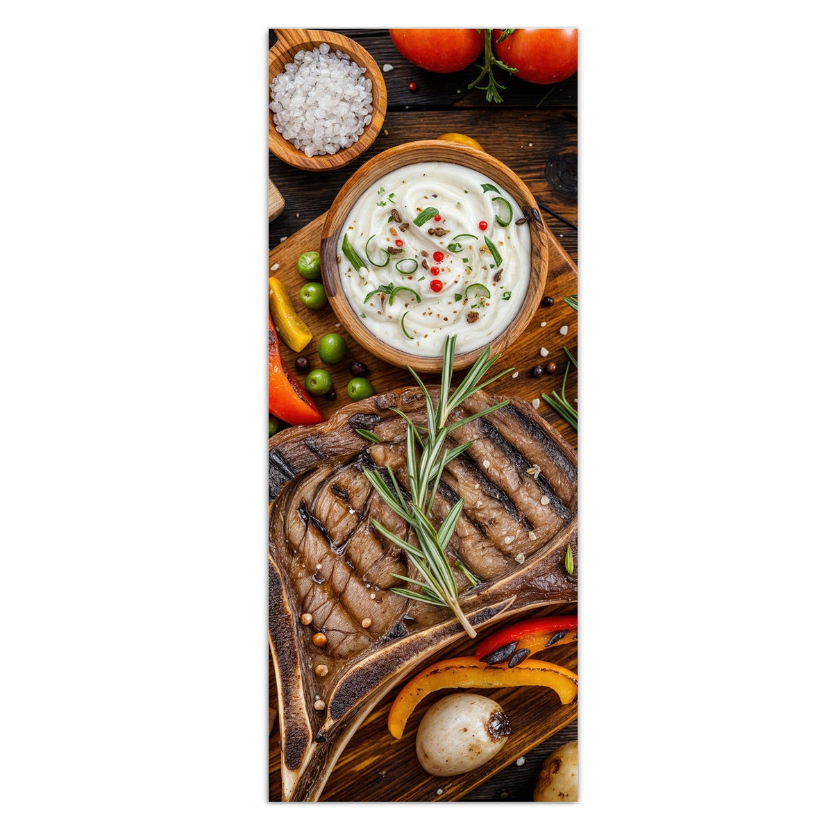 Gegrilltes T-Bone-Steak mit Rosmarin auf Holzbrett, daneben Grillgemüse, Mais, Kartoffeln und eine Dip-Schale.