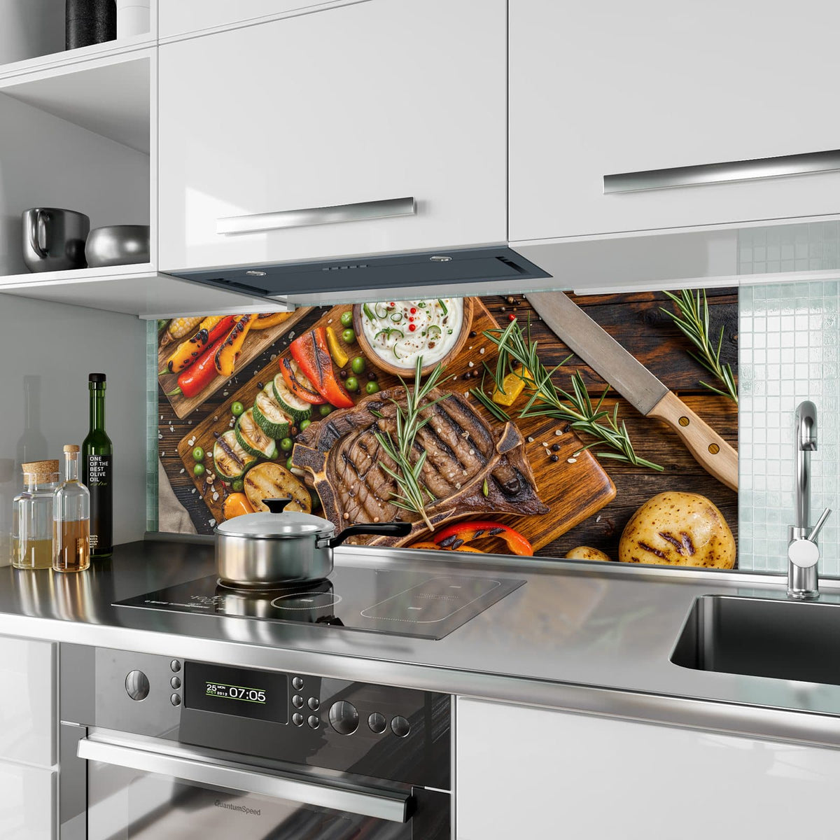 Küchenrückwand aus Glas Steak mit Grillgemüse im Hochformat als Spritzschutz hinter dem Kochfeld, über dem Fliesenspiegel montiert