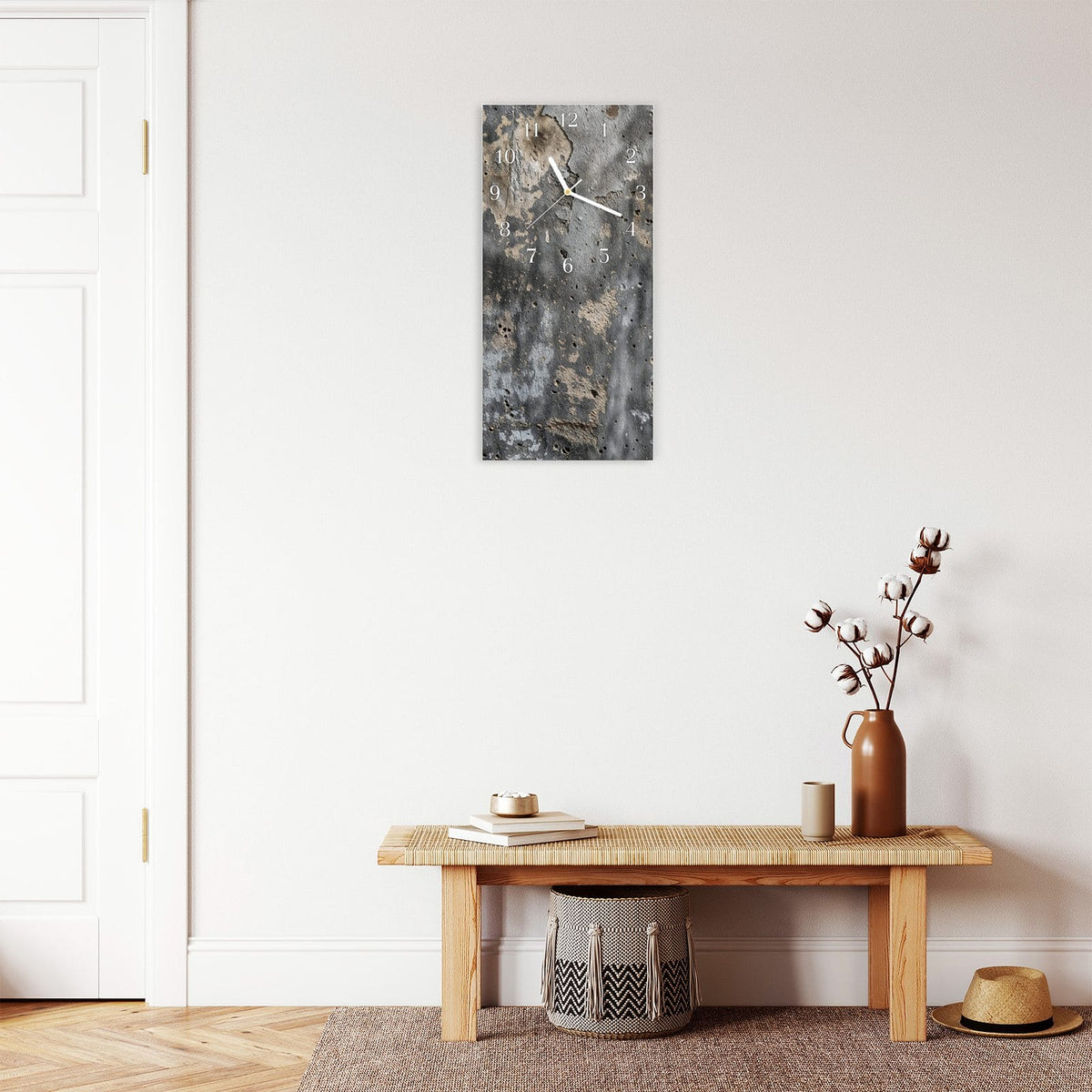 Moderne Wanduhr aus Glas mit Farbtiefe – Wanduhr Raue Betonwand aus Glas – Hochformat 30 × 60 cm