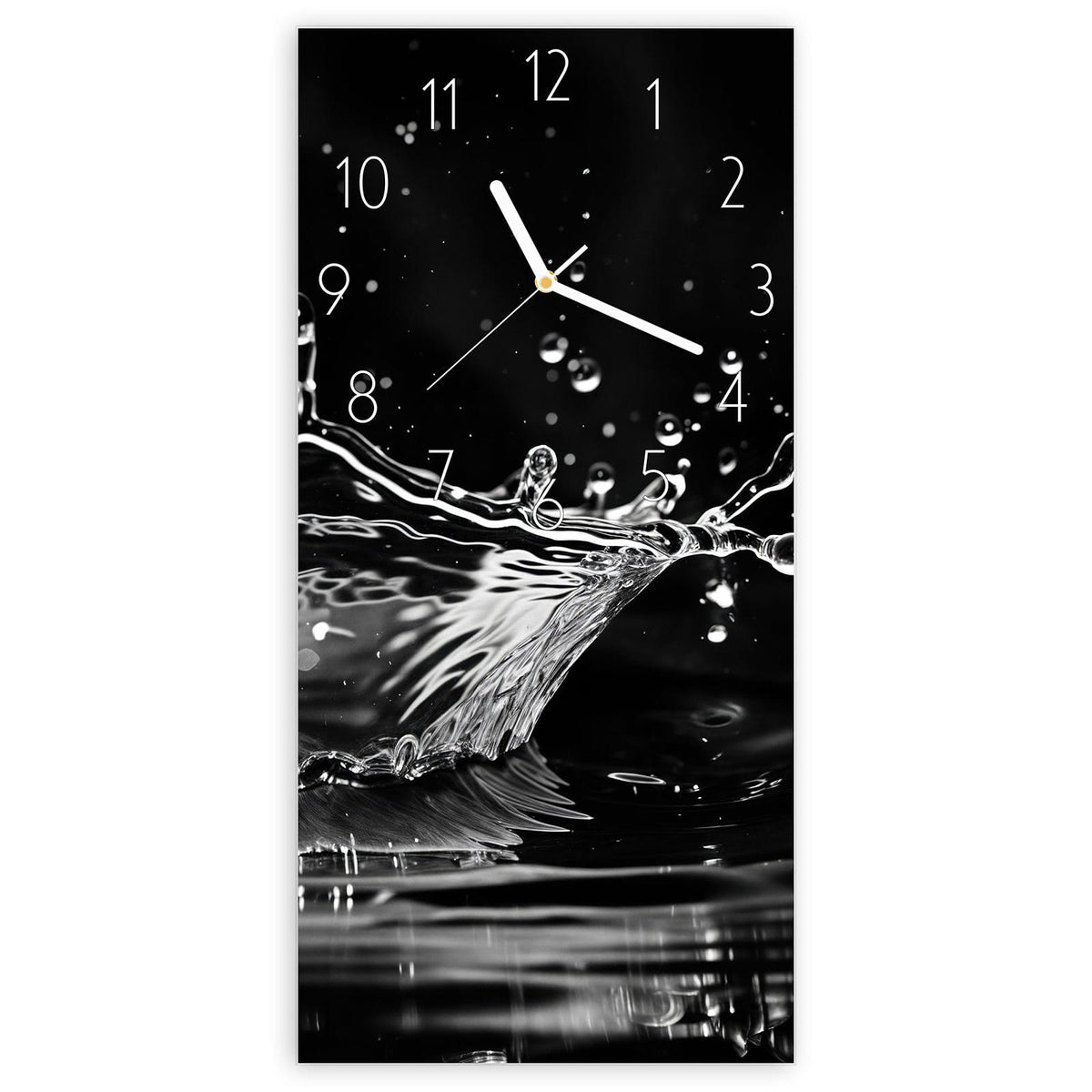Wanduhr aus Glas, Ziffernblatt Elegant: Schwarz-weiße Aufnahme eines Tropfeneinschlags, der eine perfekte Krone aus Wasser bildet #ziffernblatt_Elegant