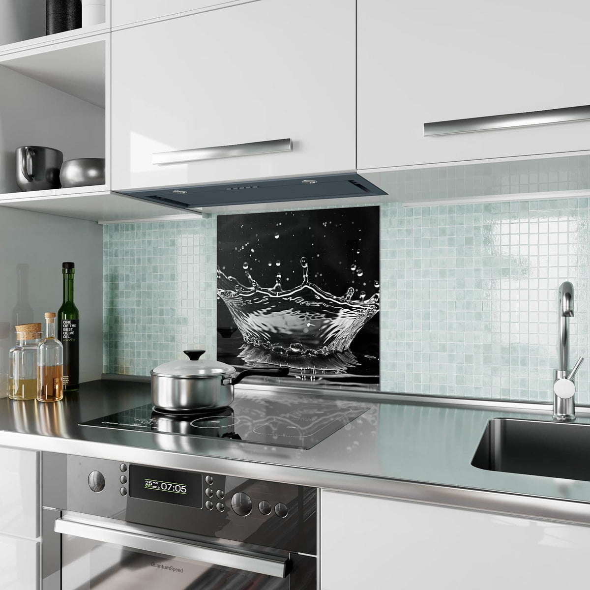 Küchenrückwand aus Glas Wasserkrone im quadratischen Format als Spritzschutz hinter dem Kochfeld, über dem Fliesenspiegel montiert