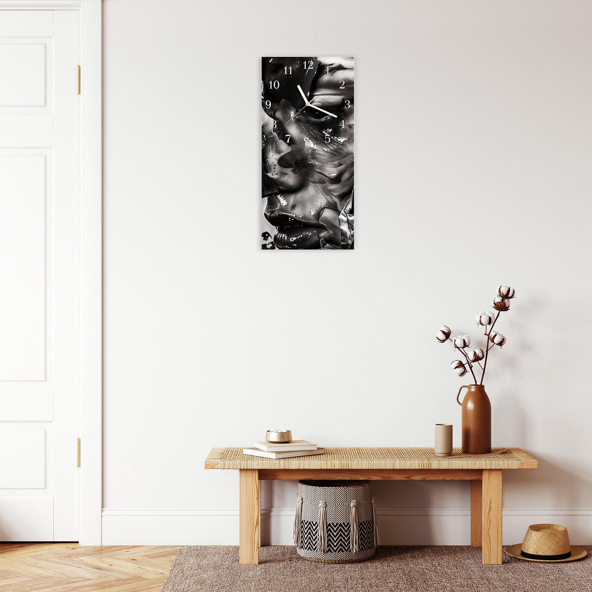 Moderne Wanduhr aus Glas mit Farbtiefe – Wanduhr Abstraktes Porträt aus Glas – Hochformat 30 × 60 cm