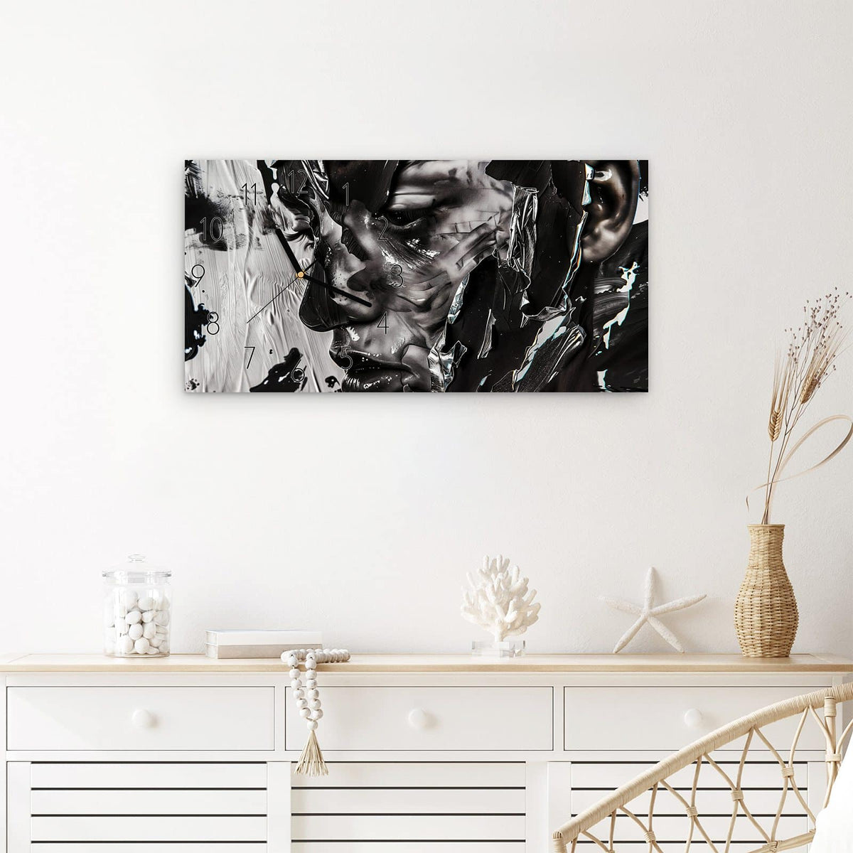 Wanduhr Abstraktes Porträt aus Glas – Querformat 60 × 30 cm – Gesicht aus schwarz-weißen Flächen