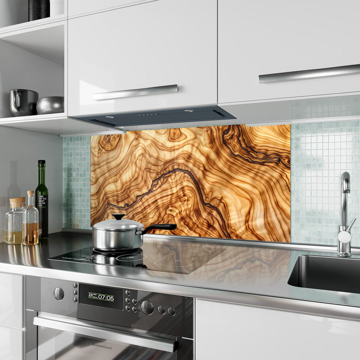 Küchenrückwand aus Glas Olivenholz im Hochformat als Spritzschutz hinter dem Kochfeld, über dem Fliesenspiegel montiert
