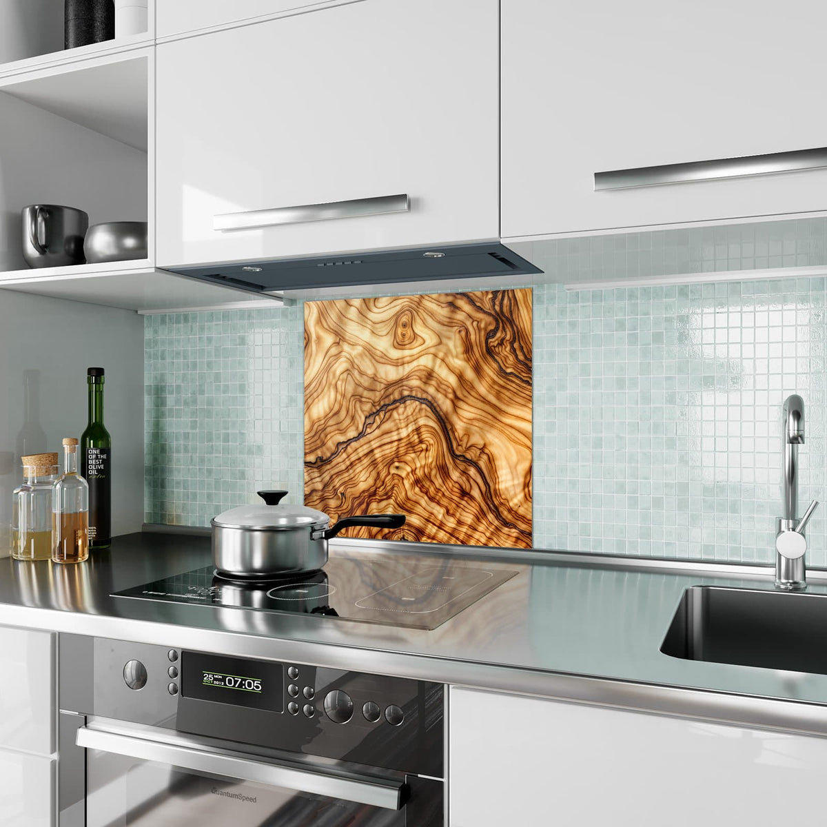 Küchenrückwand aus Glas Olivenholz im quadratischen Format als Spritzschutz hinter dem Kochfeld, über dem Fliesenspiegel montiert