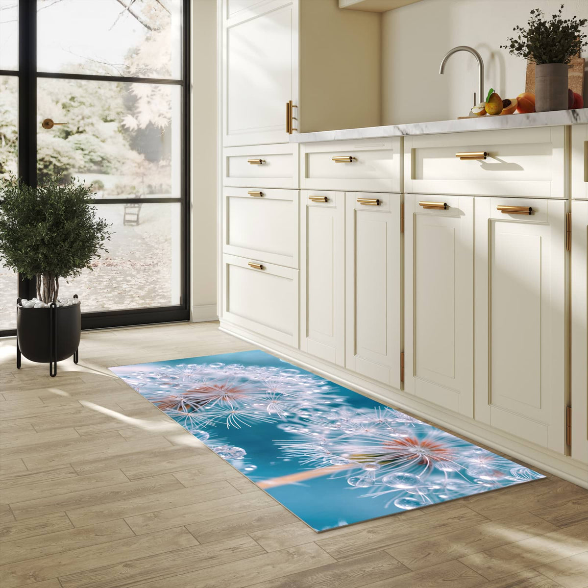 Feuchtigkeitsresistenter Teppich für Küche mit Motiv Wassertropfen Pusteblume in heller Küche