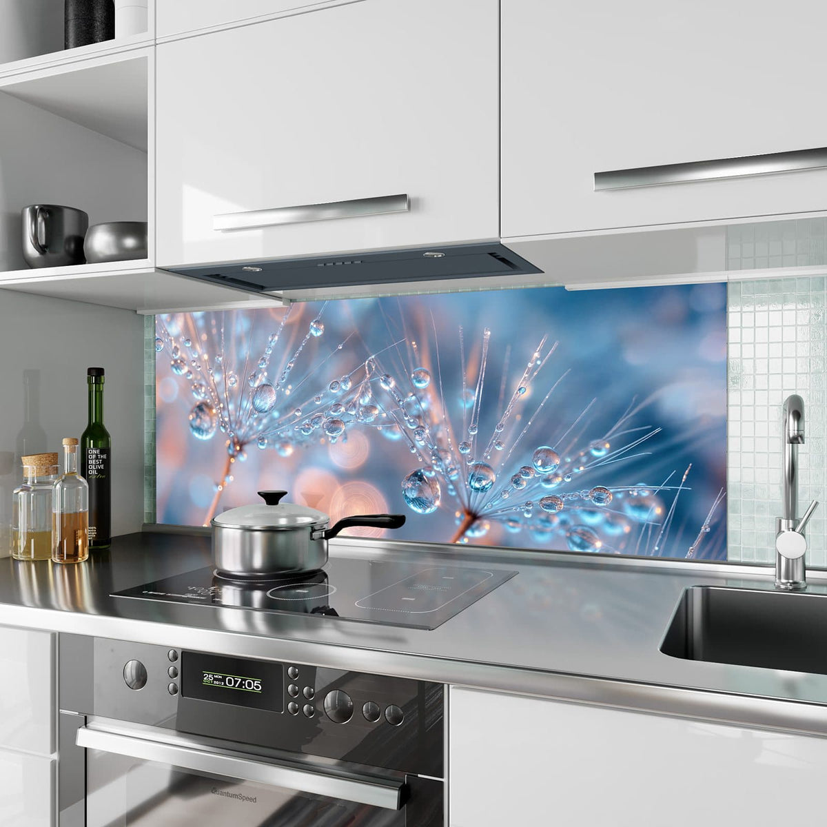 Küchenrückwand aus Glas Tautropfen in Blau im Hochformat als Spritzschutz hinter dem Kochfeld, über dem Fliesenspiegel montiert