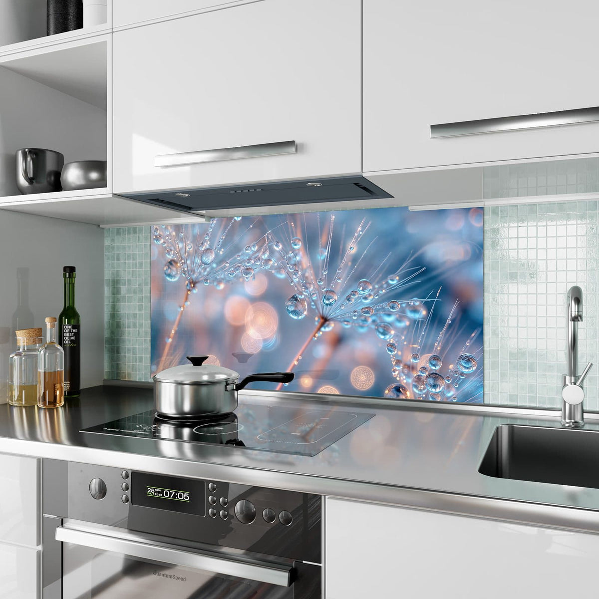 Küchenrückwand aus Glas Tautropfen in Blau im Hochformat als Spritzschutz hinter dem Kochfeld, über dem Fliesenspiegel montiert