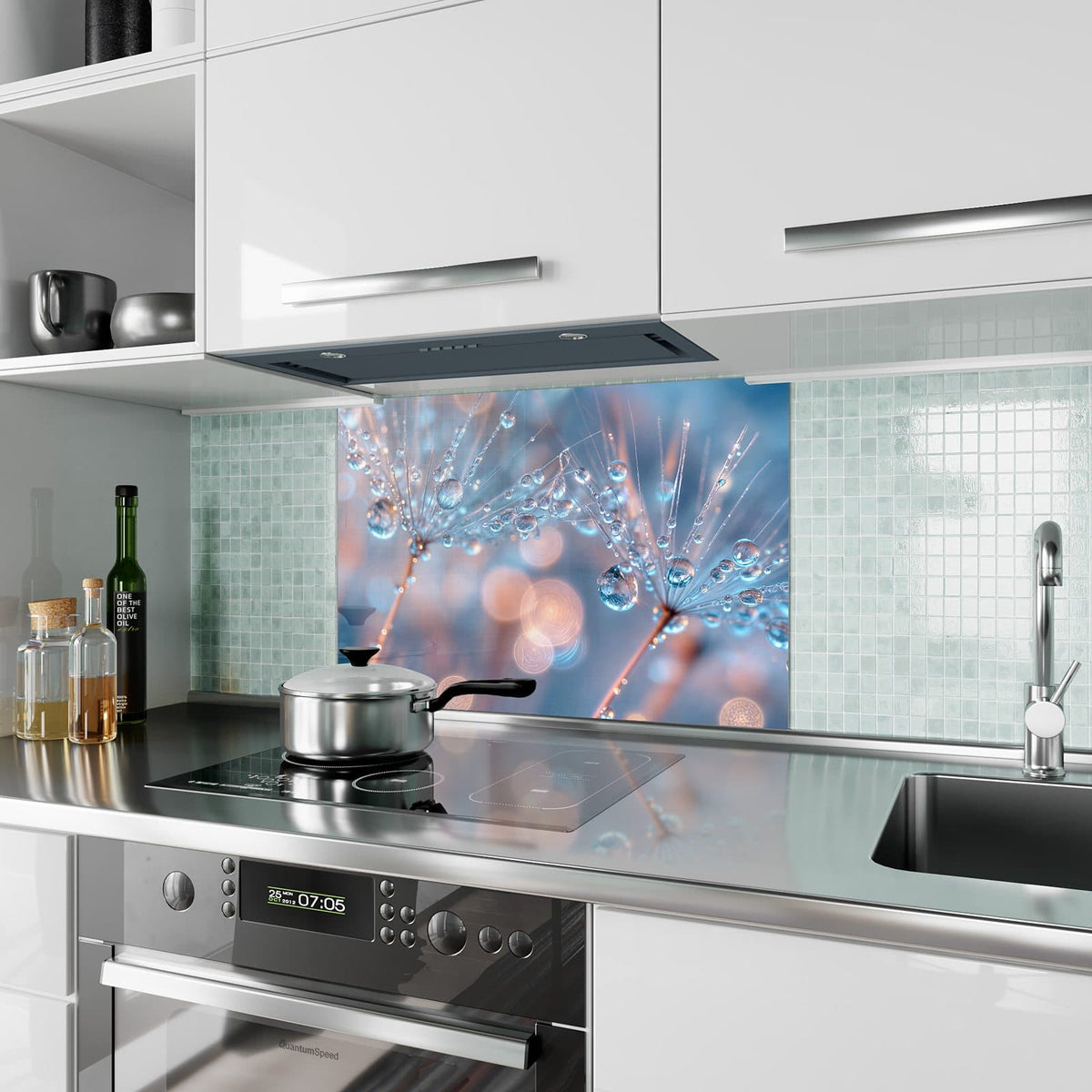 Küchenrückwand aus Glas Tautropfen in Blau im Hochformat als Spritzschutz hinter dem Kochfeld, über dem Fliesenspiegel montiert