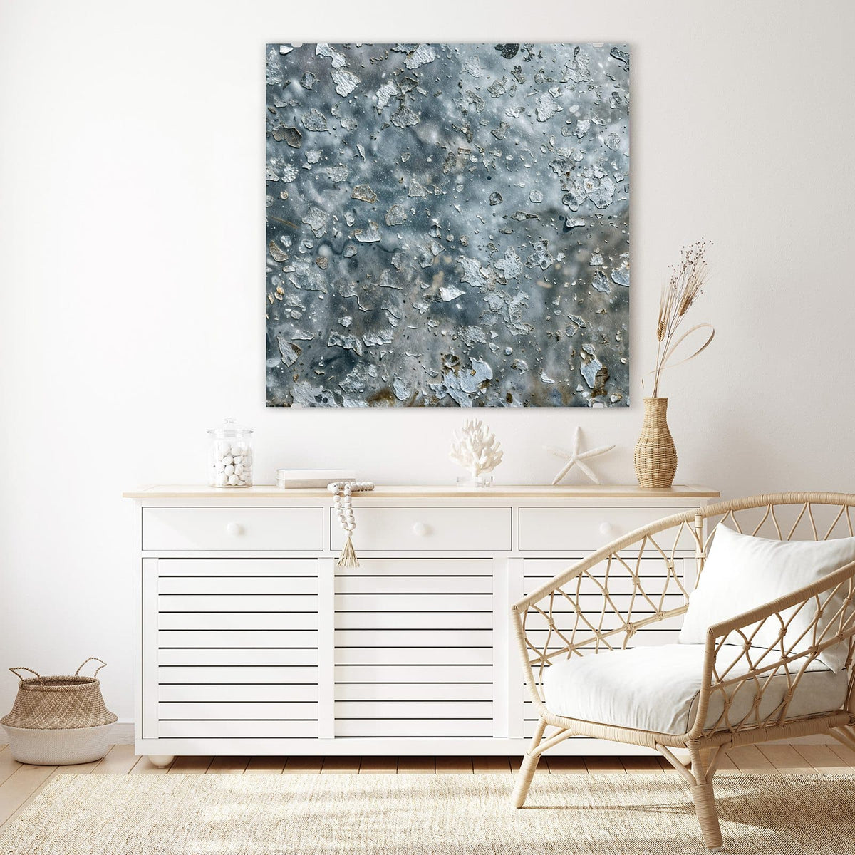 Glasbild Abgeplatztes Graublau an der Wand – Graublaue Wand mit abgeplatzten Farbschollen, nur vereinzelt rostbraune Pünktchen