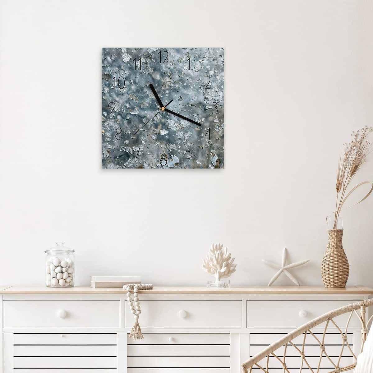 Wanduhr Abgeplatztes Graublau aus Glas – Quadratisch 30 × 30 cm – Graublaue Wand mit abgeplatzter Farbe