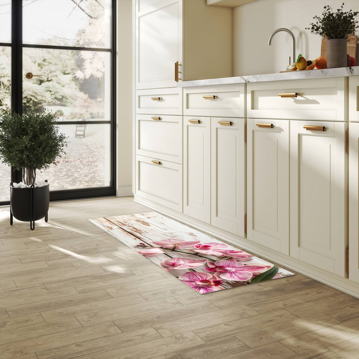 Formstabiler waschbarer Küchenteppich mit Motiv Orchideen auf Holz in heller Küche
