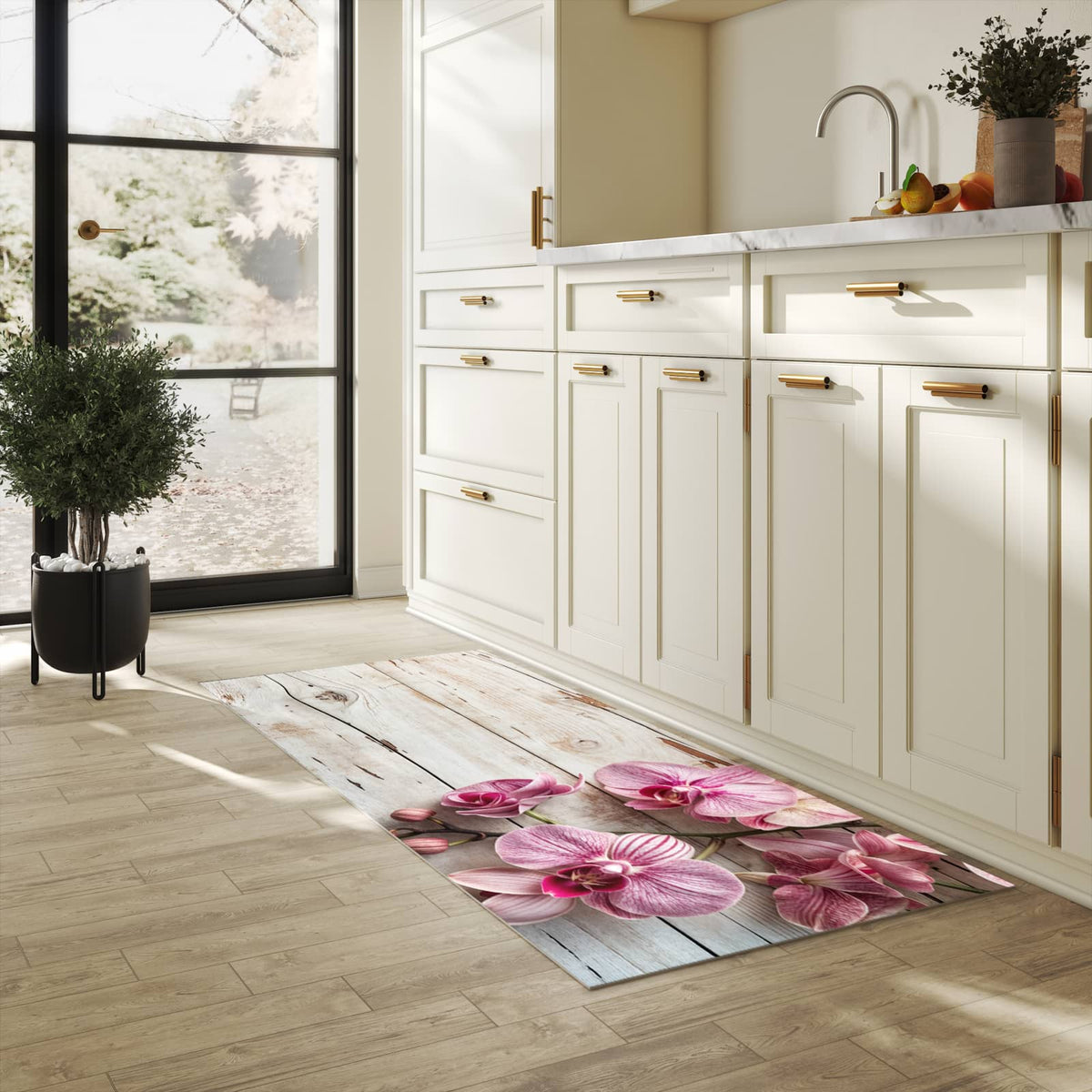 UV-beständiger rutschfester Küchenläufer mit Motiv Orchideen auf Holz in heller Küche