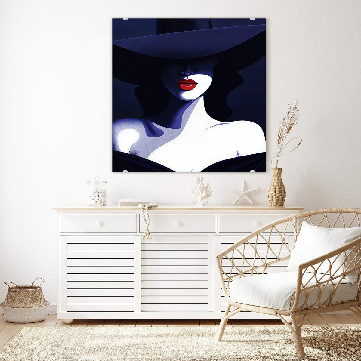 Glasbild Dame mit dunklem Hut an der Wand – Stilisierte Frau in Dunkelblau unter breitkrempigem Hut, rote Lippen, freie Schulter
