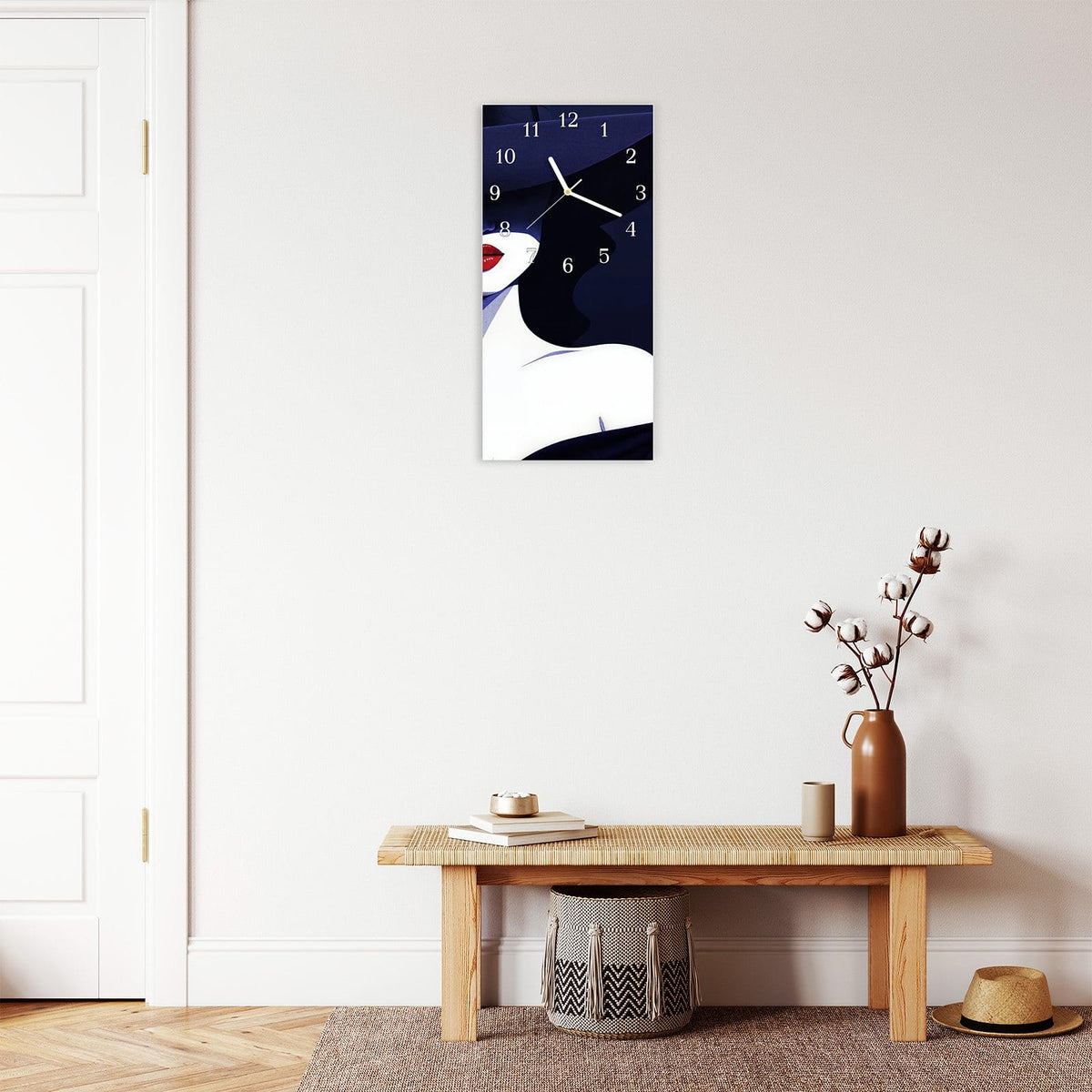 Moderne Wanduhr aus Glas mit Farbtiefe – Wanduhr Dame Mit Hut Dunkel aus Glas – Hochformat 30 × 60 cm