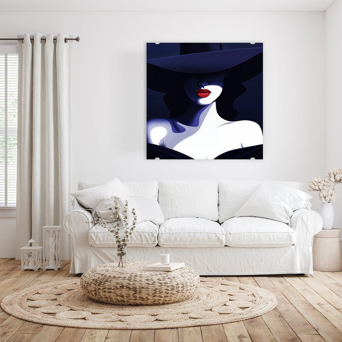 Glasbild Dame mit dunklem Hut an der Wand – Stilisierte Frau in Dunkelblau unter breitkrempigem Hut, rote Lippen, freie Schulter
