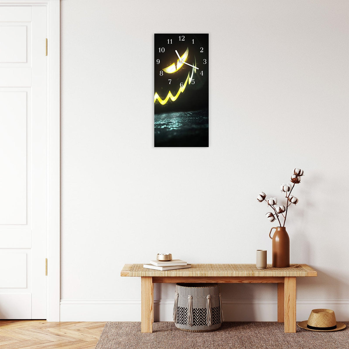 Moderne Wanduhr aus Glas mit Farbtiefe – Wanduhr Leuchtender Kürbis aus Glas – Hochformat 30 × 60 cm