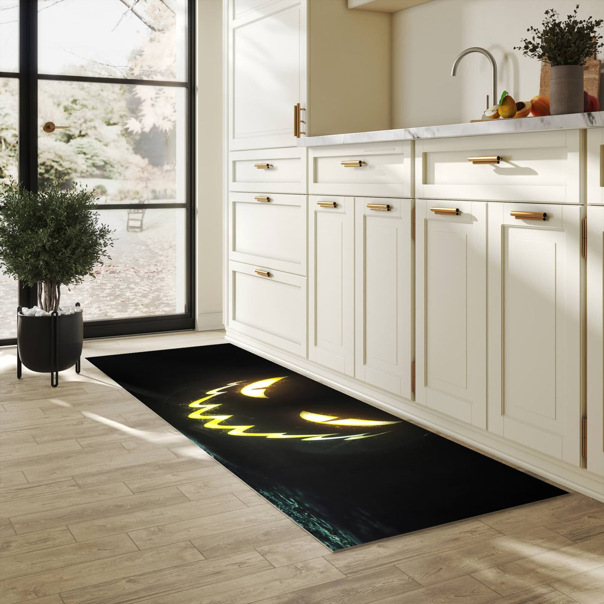 Feuchtigkeitsresistenter Küchenteppich mit Motiv Leuchtender Kürbis in heller Küche