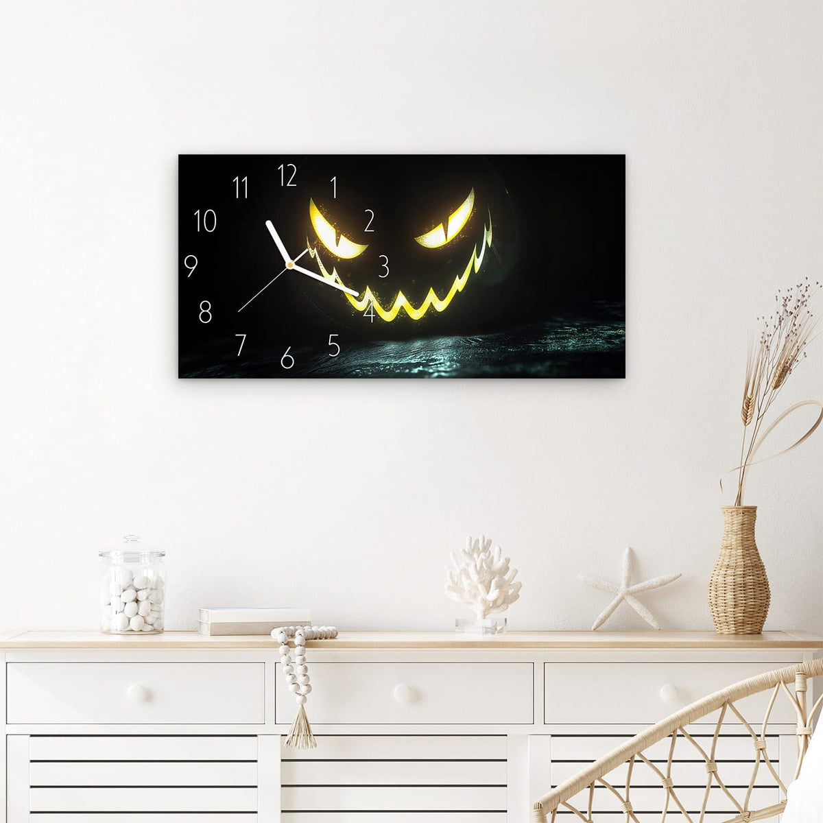 Wanduhr Leuchtender Kürbis aus Glas – Querformat 60 × 30 cm – Grinsende Kürbisfratze im Dunkeln
