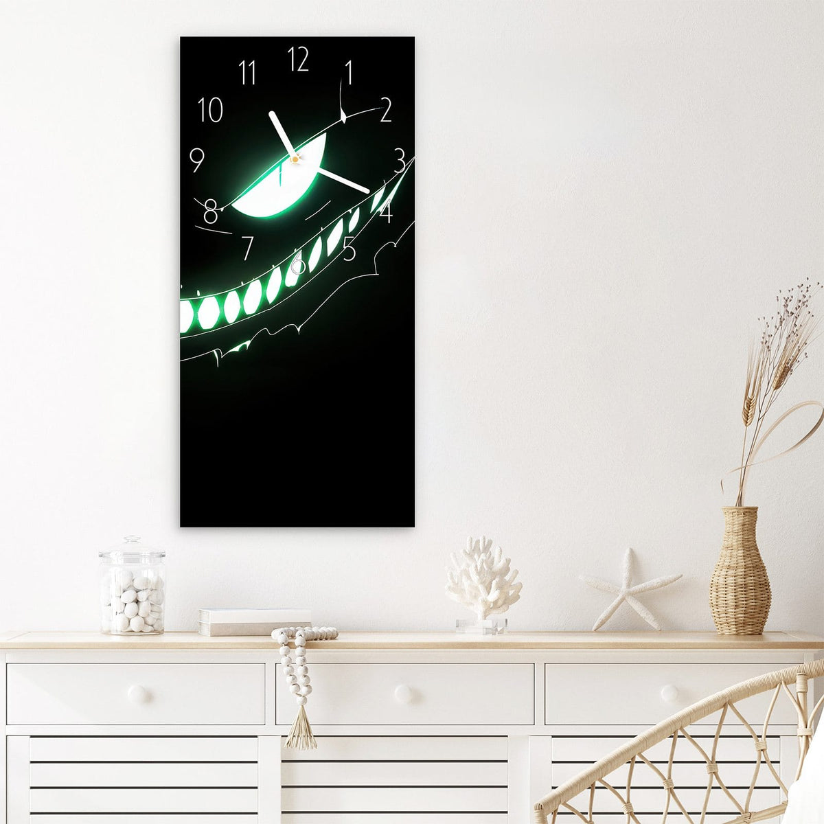 Wanduhr Grinsendes Gesicht aus Glas – Hochformat 30 × 60 cm – Neongesicht mit breitem Grinsen
