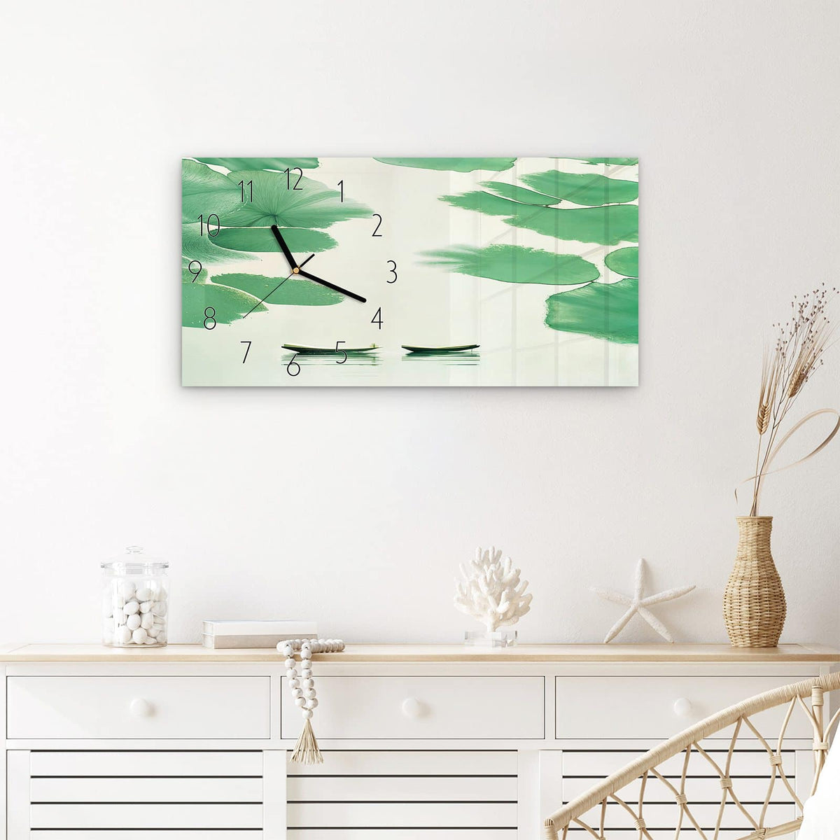 Wanduhr Boote auf dem See aus Glas – Querformat 60 × 30 cm – Boote zwischen großen Seerosenblättern