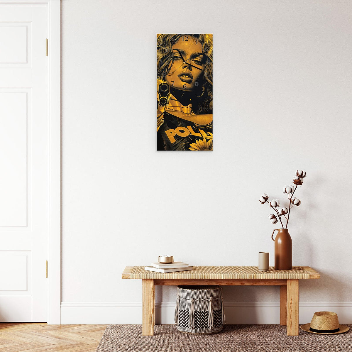 Moderne Wanduhr aus Glas mit Farbtiefe – Wanduhr Frau Mit Pistole Kunst aus Glas – Hochformat 30 × 60 cm