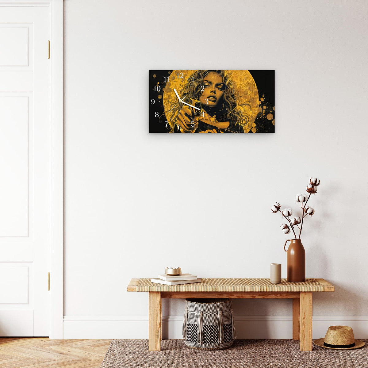 Moderne Wanduhr aus Glas mit Farbtiefe – Wanduhr Frau Mit Pistole Kunst aus Glas – Querformat 60 × 30 cm