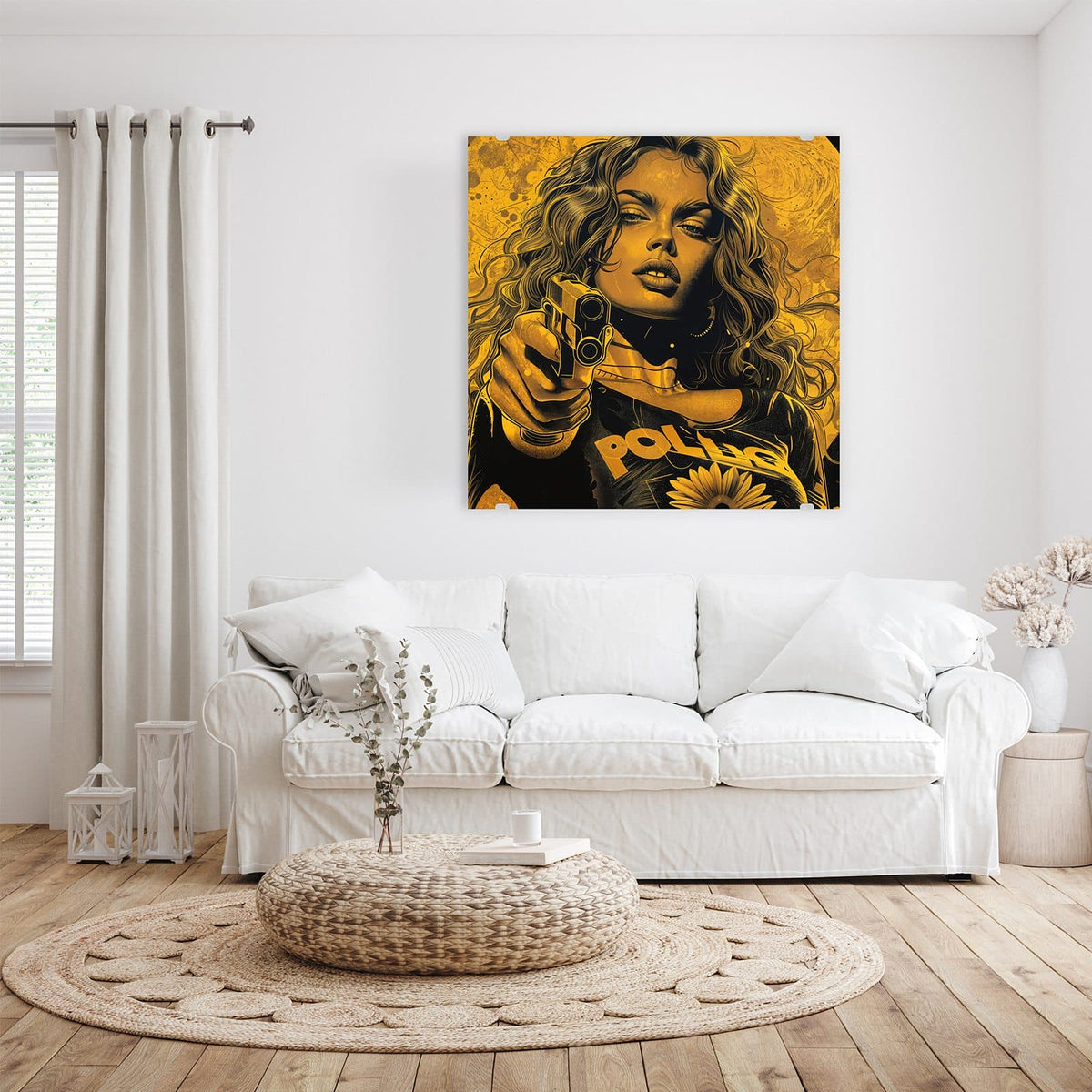 Glasbild Pop Art Frau in Gelb an der Wand – Pop-Art-Illustration in Gold und Schwarz: Frau mit Locken, Pistole in der Hand, Schriftzug POLICE auf der Jacke