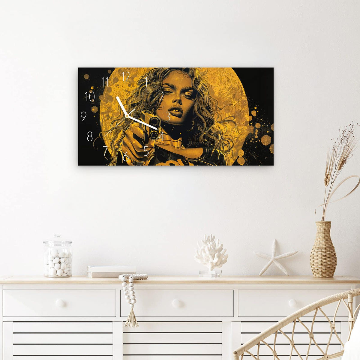 Wanduhr Frau Mit Pistole Kunst aus Glas – Querformat 60 × 30 cm – Pop-Art-Frau mit Pistole