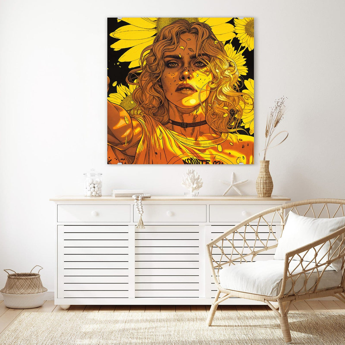 Glasbild Sonnenblumenmädchen an der Wand – Gelb-orange Comic-Illustration einer jungen Frau mit langen Locken vor großen Sonnenblumen