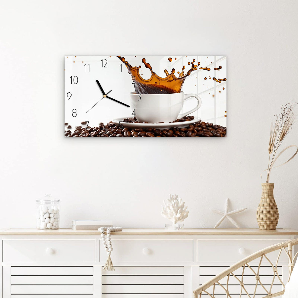 Wanduhr Kaffeespritzer aus Glas – Querformat 60 × 30 cm – Kaffee spritzt aus weißer Tasse