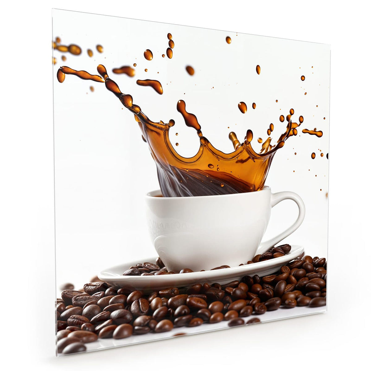 Küchenrückwand aus Glas im quadratischen Format: Kronenförmiger Kaffeeschwall über einer weißen Tasse, die auf Kaffeebohnen steht #grösse_40 x 40 cm #grösse_50 x 50 cm #grösse_60 x 60 cm