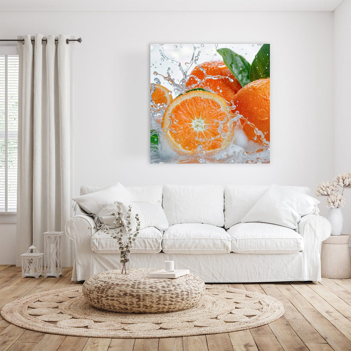 Glasbild Orangen im Wasser an der Wand – Ganze Orangen und eine Orangenscheibe im aufspritzenden Wasser mit grünen Blättern