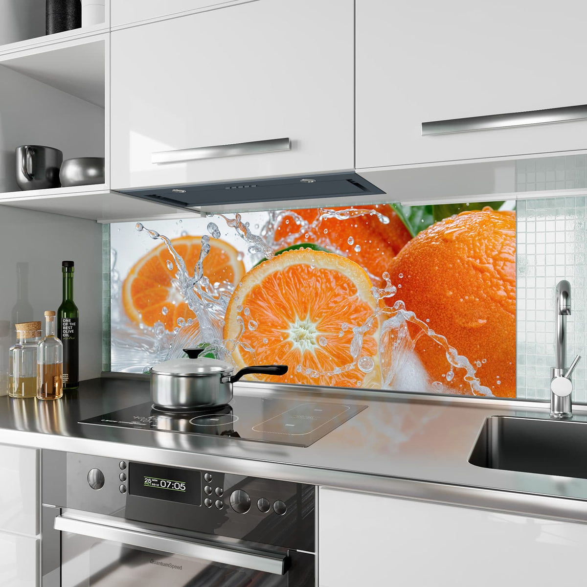 Küchenrückwand aus Glas Orangen im Wasser im Hochformat als Spritzschutz hinter dem Kochfeld, über dem Fliesenspiegel montiert