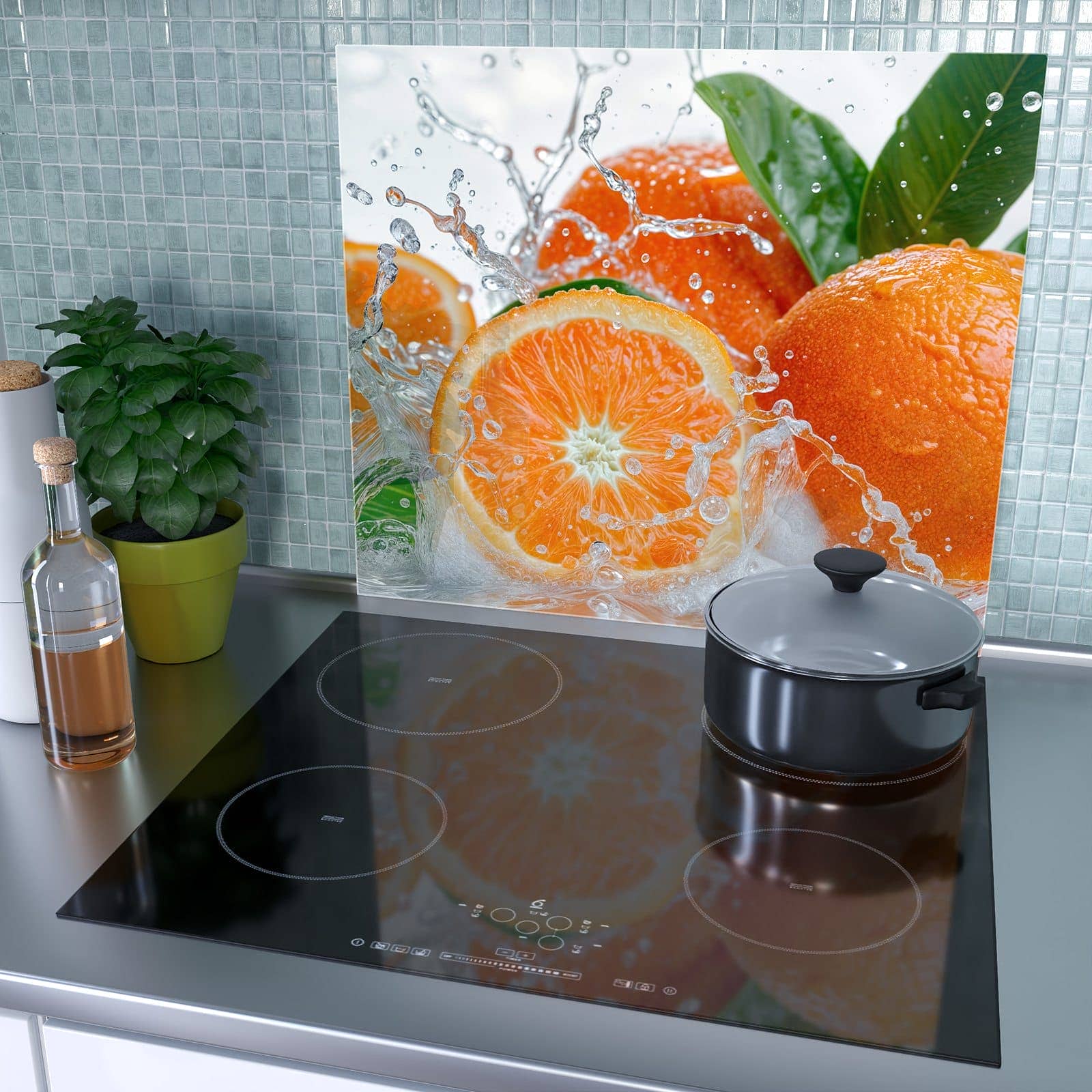 1-teilige Herdabdeckung aus Glas mit Spritzige Orangen-Motiv als Spritzschutz hinter dem Kochfeld