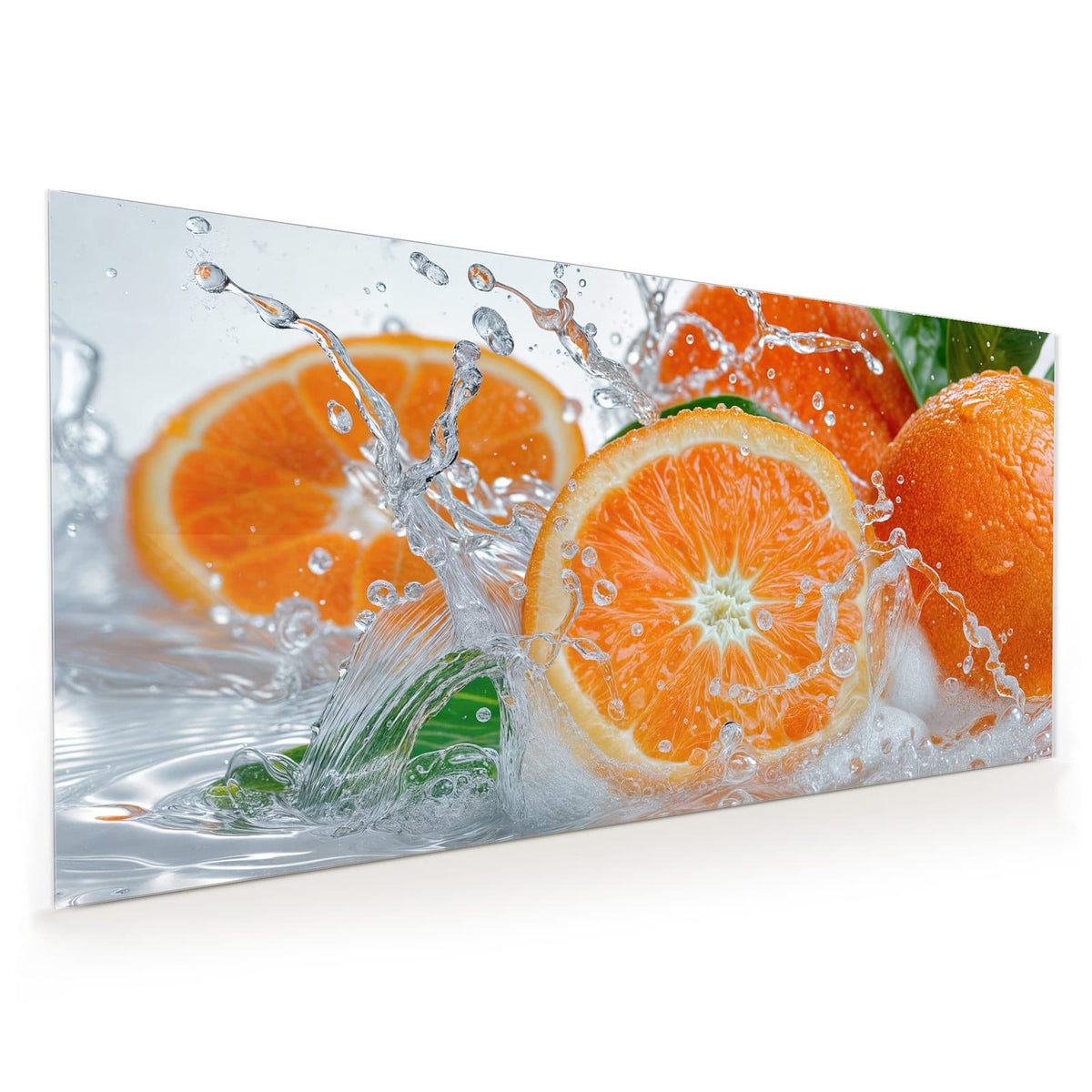 Küchenrückwand aus Glas im Hochformat: Ganze Orangen und eine Orangenscheibe im aufspritzenden Wasser mit grünen Blättern